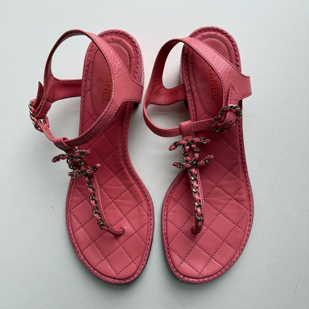 CHANEL Quilted Pink
Interlocking CC Logo T-Strap Sandals
Goatskin Size 38 - Picture 4 of 13